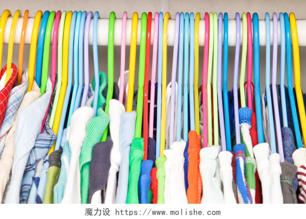 色彩鲜艳的衣服挂在衣柜的选择